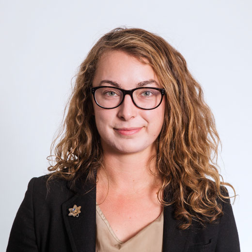 Headshot of Andrea Pinheiro