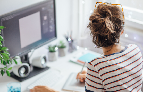 Student taking note during a virtual class